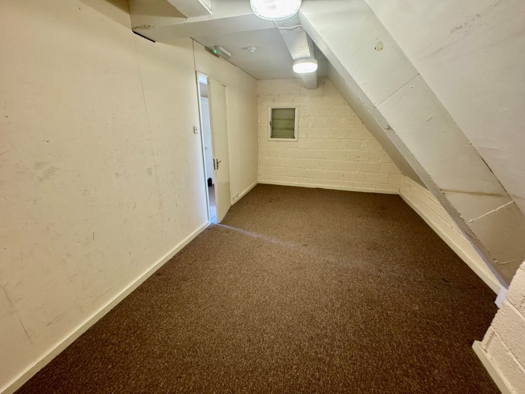 Lot: 58 - PERIOD CITY CENTRE FREEHOLD SHOP AND UPPER PARTS WITH POTENTIAL - First floor store room